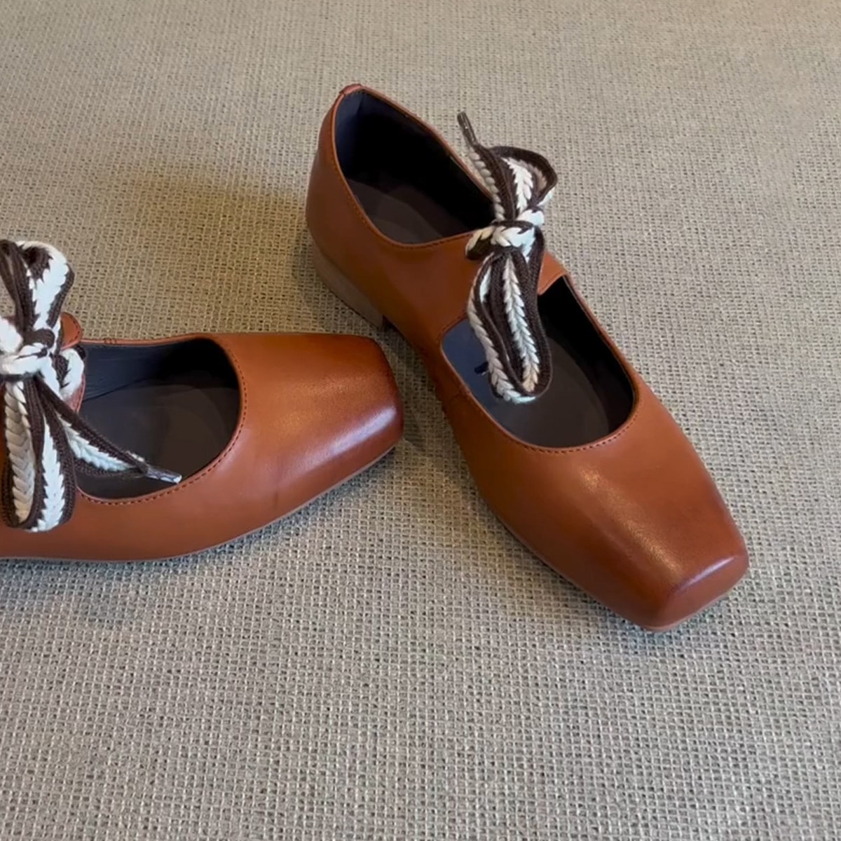 シープスキンバージョンスクエアヘッドレトロレースアップバレエシューズ女性スカート文学文学メアリーゼンスモールレザーシューズシングルシングルシューズ