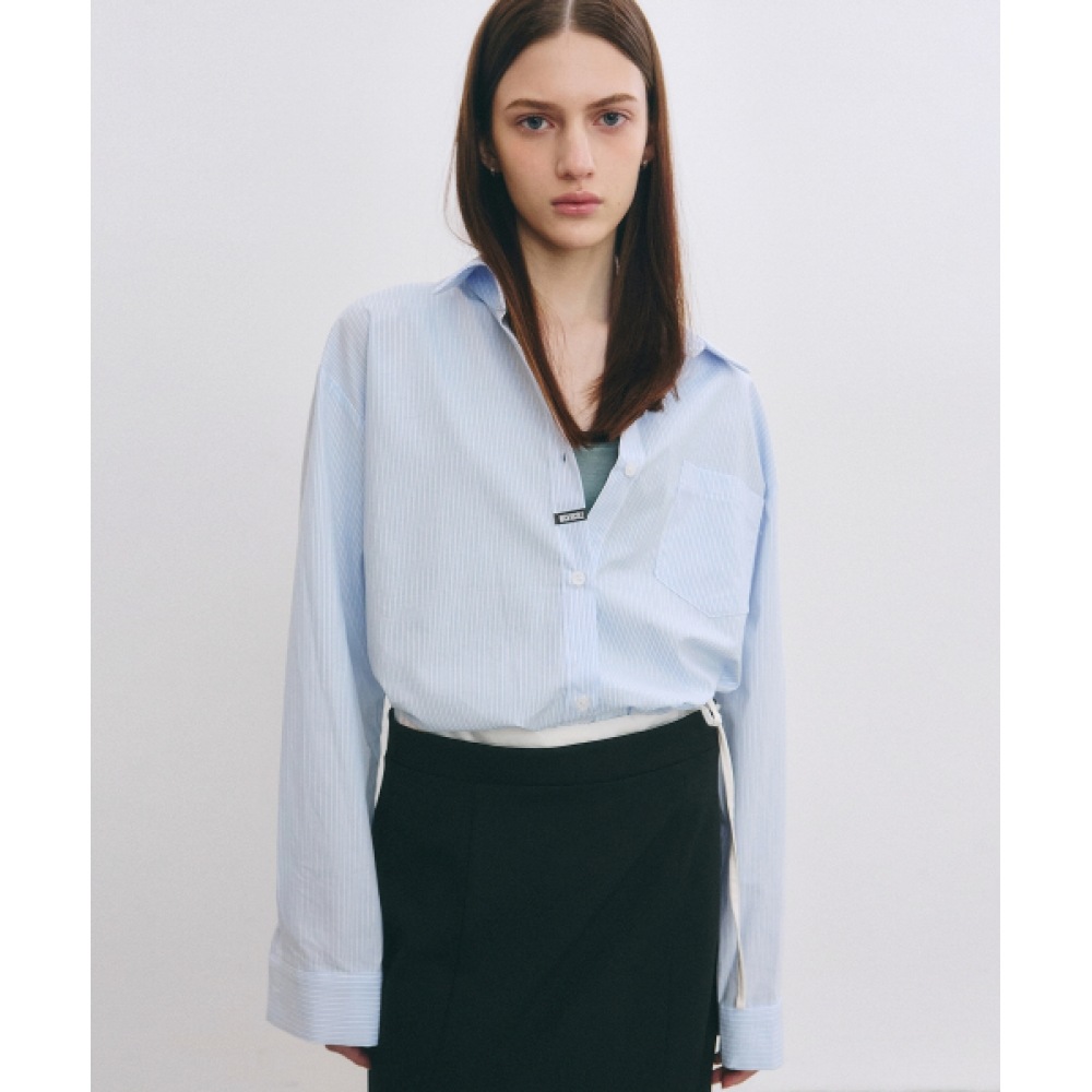 NICK & NICOLE ミニマルクラシックレーベルストレイシャツ_スカイブルー