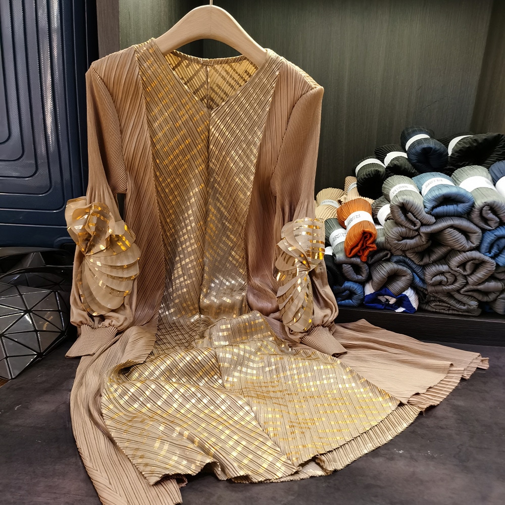 軽く豪華なブロンズ V ネック長袖プリーツドレスエレガントなゆったりとしたミモレ丈スカート付き