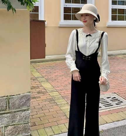 オールインワン サロペット ワイドパンツ アンクル丈 Vネック 大人可愛い きれいめ シンプル カジュアル 大人女子 こなれ感 ガーリー 個性的 存在感 春 夏 10代 20代 30代 40代