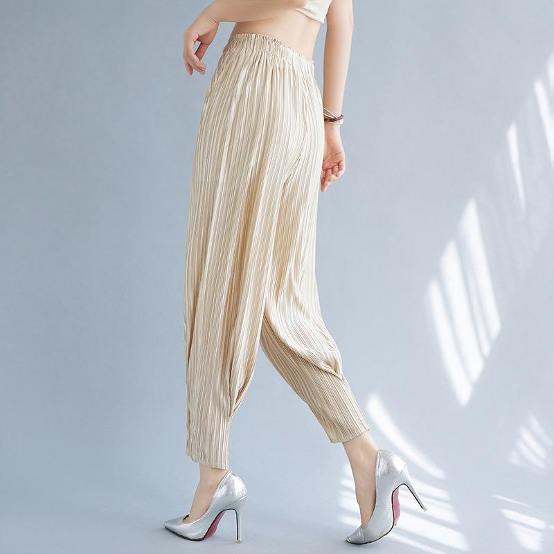 2026年モデルレディース パンツ 夏用 薄手 プリーツ ゆったり 9分丈 ラディッシュ ドレープ感 スリム 細脚 カジュアル 普段使い 軽量 通気性 伸縮性レディース パンツ 夏用