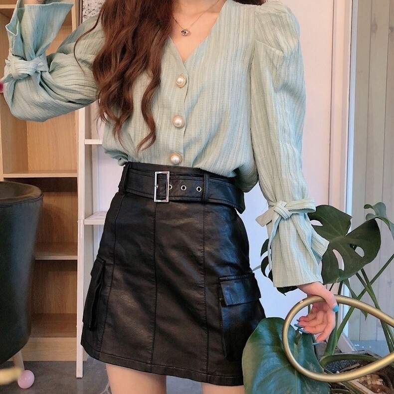 ２色 トップス ブラウス カットソー レディース 春 秋 きれいめ 長袖 ボリューム袖 パフスリーブ 萌袖 フリル袖 Vネック 襟なし スリム タイト 細身 フリル リボン 前開き ボタン 黒 ブラッ