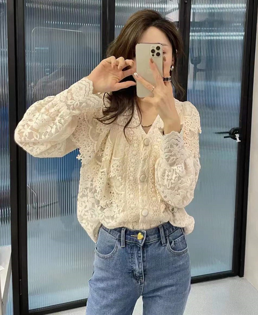 トップス デート レース シャツ ブラウス 白トップス 袖あり 長袖 萌袖 Vネック 襟なし レース 透け感 シースルー かわいい 大人可愛い きれいめ 大人 上品 おしゃれ お洒落 レトロ ラブリー