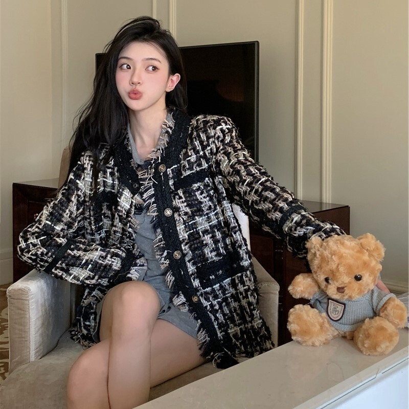 アウター ジャケット 長袖 ラウンドネック 前開き デザインボタン 胸ポケット ショート丈 ツイード かわいい 大人可愛い きれいめ シンプル 上品 おしゃれ かっこいい カジュアル レトロ こなれ感