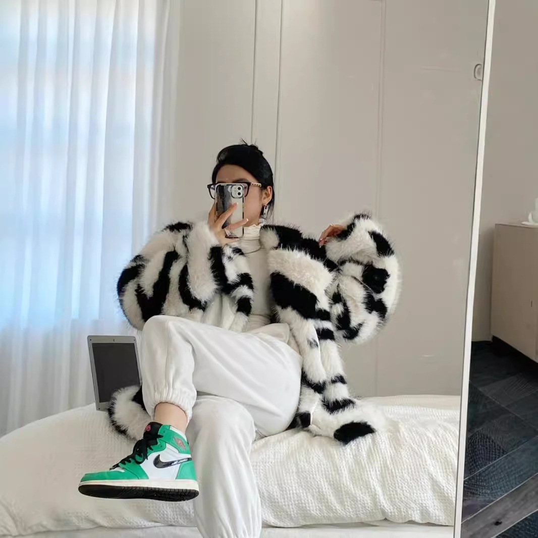 ゼブラプリントラペルファーコート女性のための 2024 冬の新しいファッションファッショナブルなファートップミッドレングストレンディ