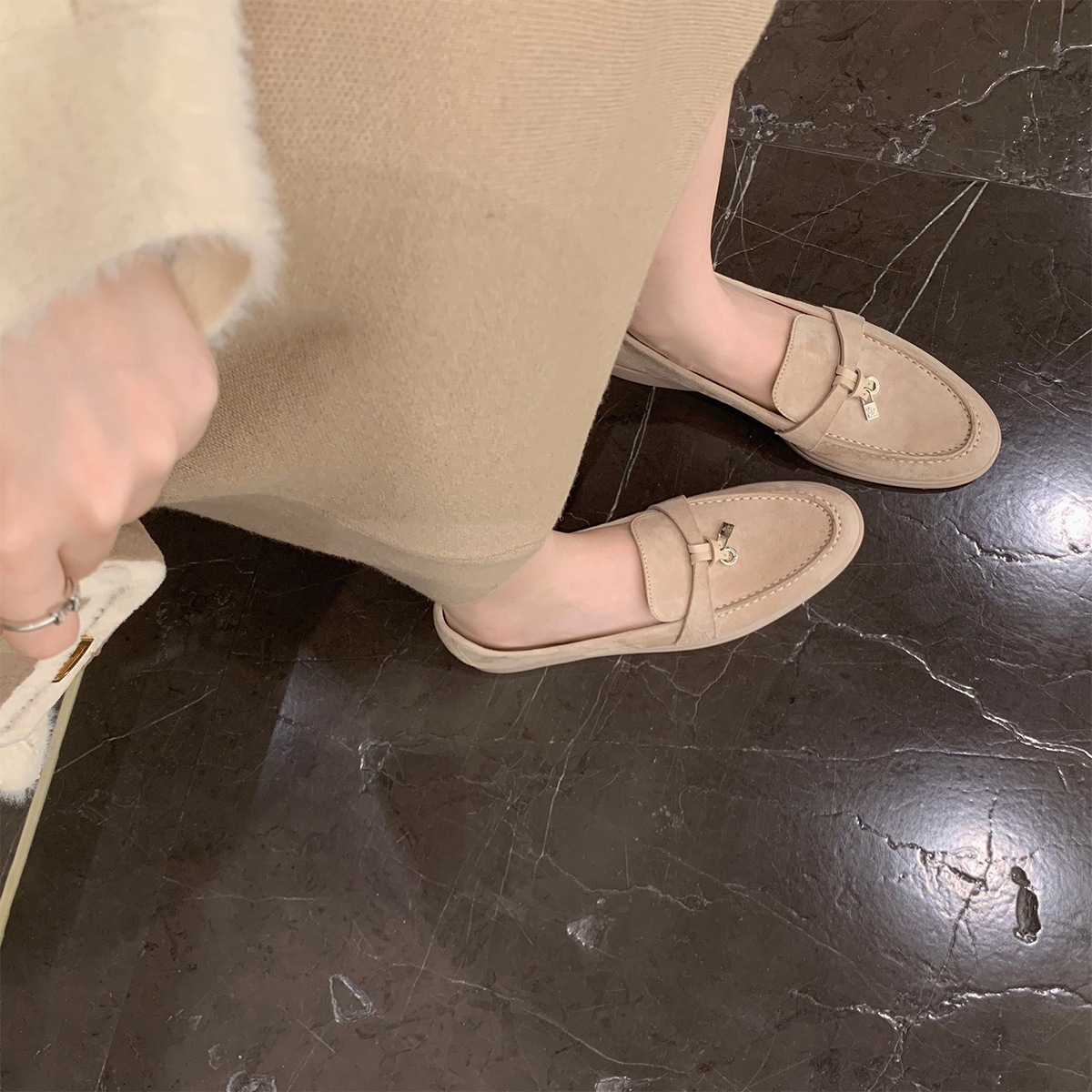 シープスキンバージョンタッセルロックローファーズレディースシングルソースの怠zyな人々はドゥードゥーシングルシューズの高さを強化するレザーシューズを蹴る