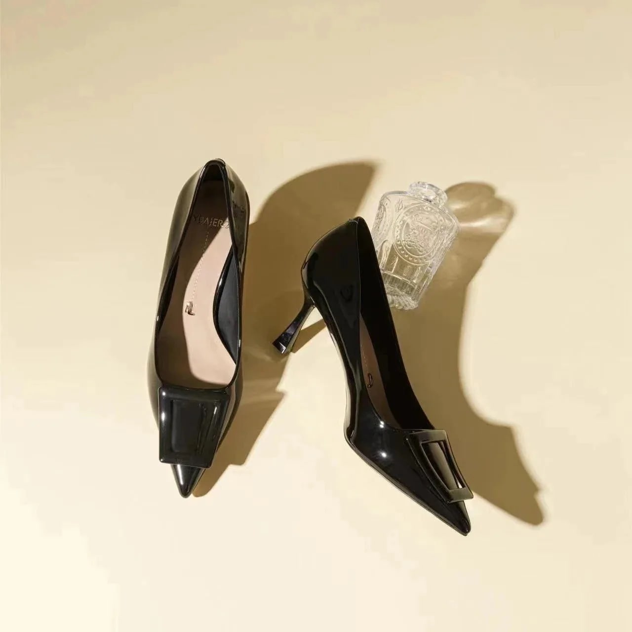 なめし皮とがった細いかかとファッション春のハイヒール気持ちがいい足を研がない夏のハイヒール気質