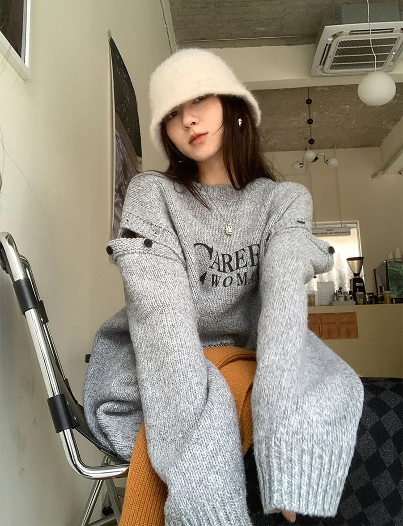 グレーのアルファベットのモチモチセーター女性の外着高級感oversizeだるさと厚みのあるニットトップス