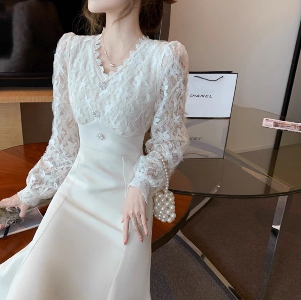 ワンピース ワンピドレス 袖あり 長袖 Vネック フレア デザイン ボタン ハイウエスト 美ライン パール ニュアンス レース 刺繍 レイヤード 装飾 ロマンチック かわいい 大人可愛い きれいめ