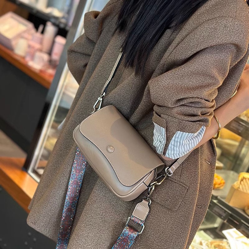 超特価【本革/軽量/コンパクト】レディース ミニショルダーバッグ 斜めがけ 旅行に便利 肩掛け対応 上品デザイン 7,359円