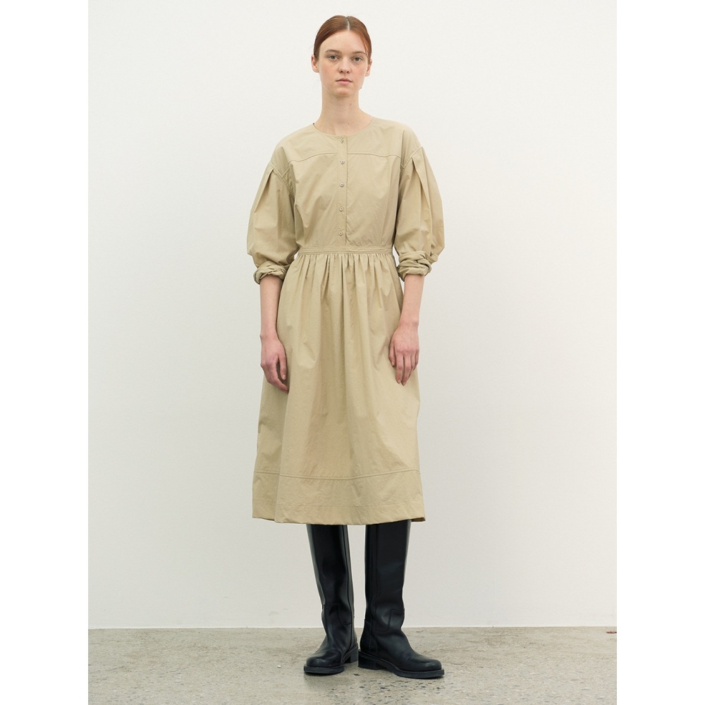 エーティーコーナーラウンドネックシャツドレスベージュ (AEDR4A403I2)