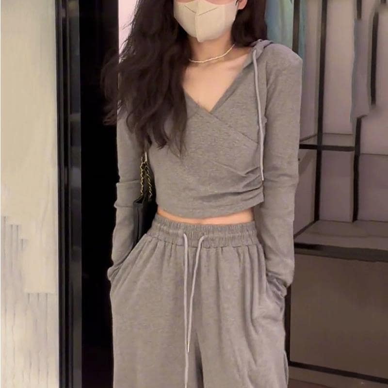 ハイエンドのカスタマイズ-春と秋の女性のためのデザインされたクロスオーバースリムフィットショートへそ出しVネックフード付きスウェットシャツカジュアルワイドレッグパンツツーピーススーツ