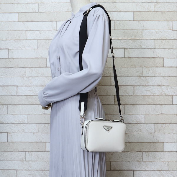 PRADA ホワイト ショルダーバッグ　プラダ PRADA - プラダ ショルダーバッグ - 白 レザーの通販 by ブラン