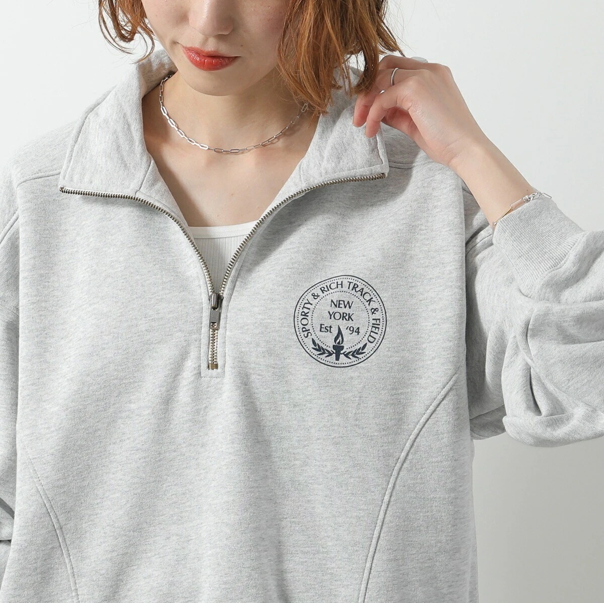 SPORTY＆RICH スポーティアンドリッチ トレーナー QZAW2310 レディース スウェット 裏起毛 ハーフジップ ロゴ HEATHER-GRAY