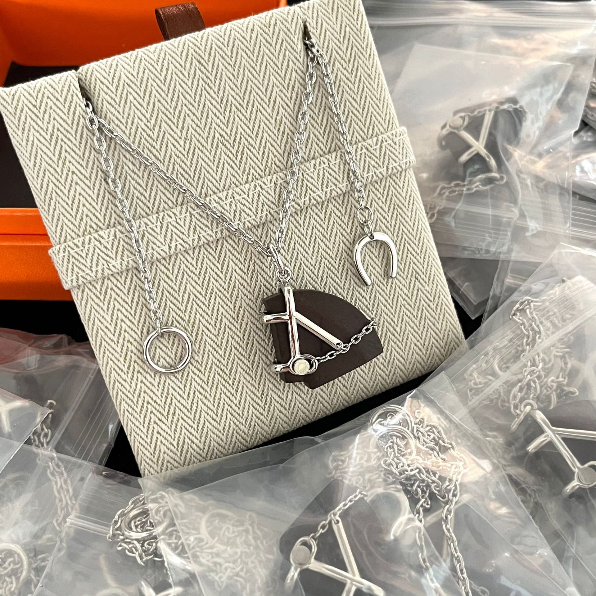 新しいH文字のローズウッド馬頭ネックレス男性と女性のためのユニセックスファッションネックレス