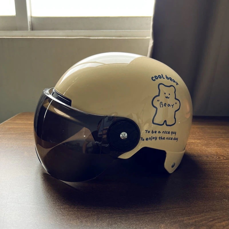 電動バッテリーカーヘルメット男性と女性4ユニバーサルサンプロテクションハットハーフヘルメットハーレーフルヘルメットかわいいヘルメット