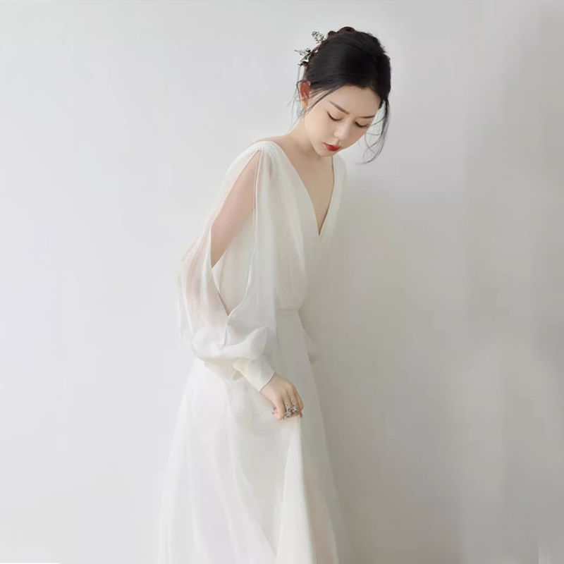 非常にエレガントな気質を持つ女性のための白いシフォンの小さなイブニング婚約ドレス証明書や登録を受け取るときに通常のときに着用できます