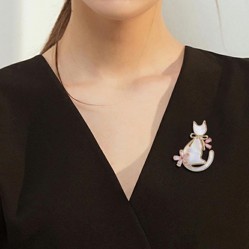 猫ブローチ おしゃれ 参観日 ギフト ピンク クリスタル 桜 シェル 子猫 女性 秋冬 ハイエンド コート スーツ アクセサリー ピン フェミニン