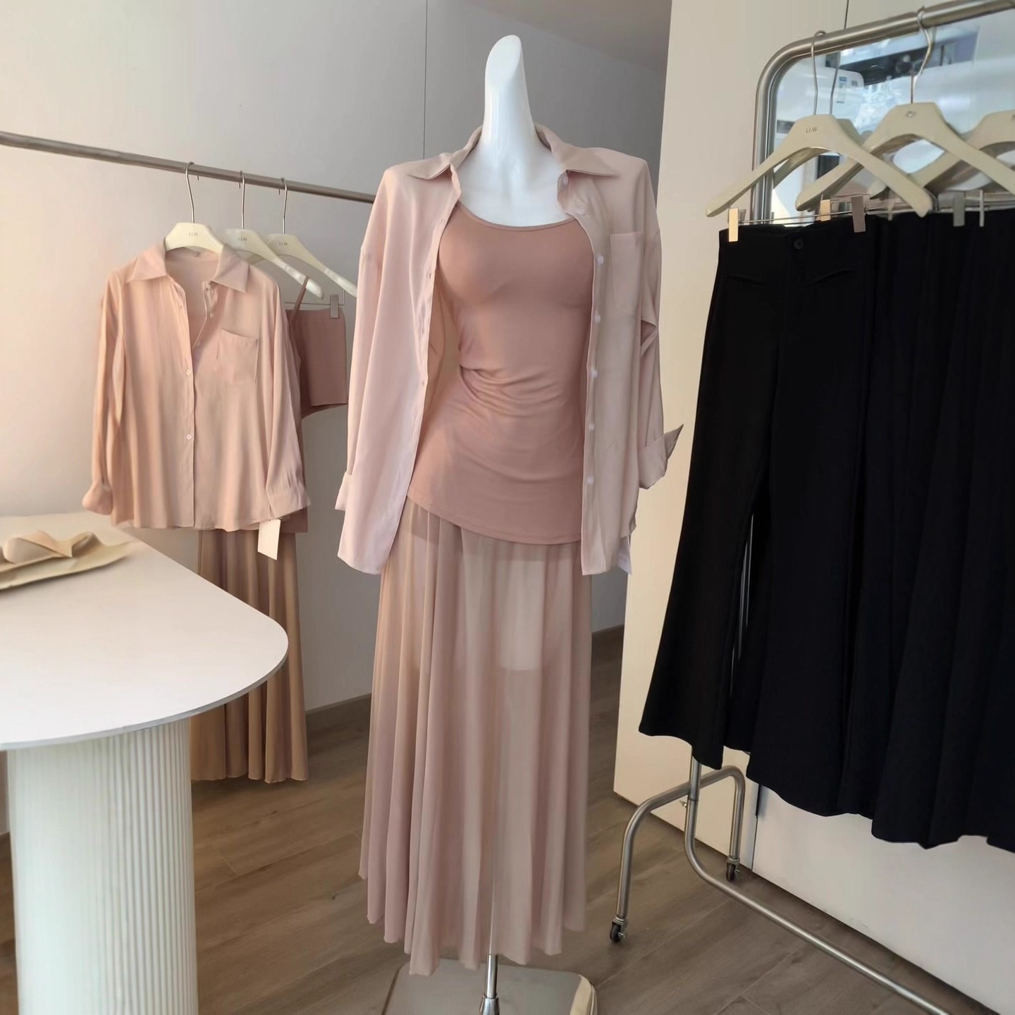 【急速出荷】フレンチピンクヒップのキャミソールワンピース2枚セットUVカーディガン高級感セット