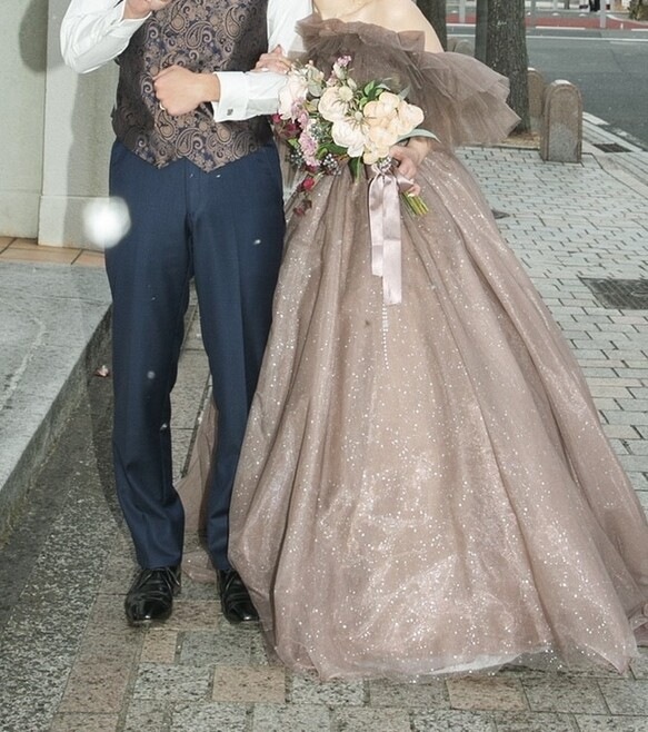 実例写真！ カラードレス グレー キラキラグリッターチュール オフショルダー 華やかなトレーン 目立つ 花嫁 前撮り 38,279円