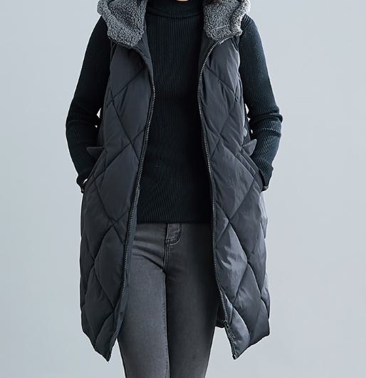 ロングベスト キルティング ボア フード付き 刺繍 英字 ロゴ レディース 秋 冬 カジュアル おしゃれ かわいい 個性的 ベスト ロング丈 防寒 上着 アウター 防寒 ライトアウター 暖かい ジッパ