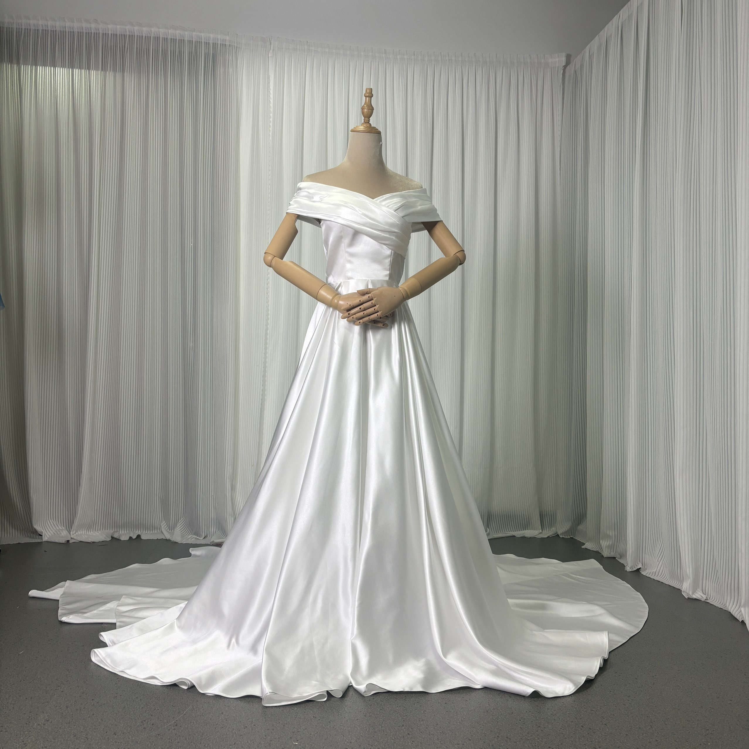 ウエディングドレス オフホワイト オフショルダー スリット 光沢サテン 華やかなトレーン 編み上げ 結婚式
