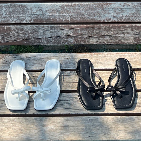 サンダル サムリング 親指リング りぼん リボン レザー サテン フラット レディース ぺたんこ ペタンコ 黒 白 ブラック ホワイト 歩きやすい 靴 婦人靴 韓国