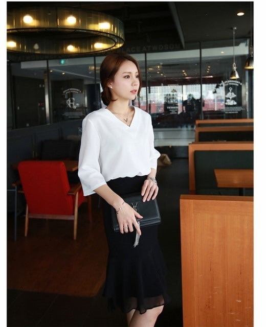 2491．Vネックシンプルブラウス（ホワイト）2019　春夏　通勤　通学　オフィスコーデ　フォーマル　会議　お呼ばれ