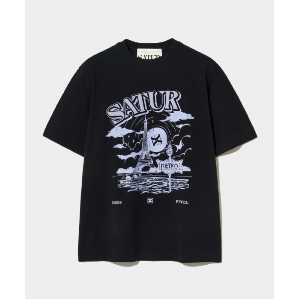SATUR パリメトログラフィックショートスリーブ T シャツリゾートブラック