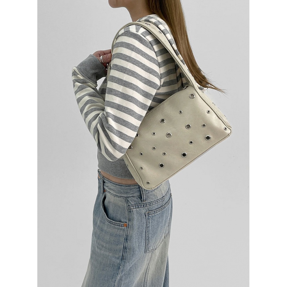 ブラックアップ【春新品】トラッキーアイレットレザーショルダーバッグ