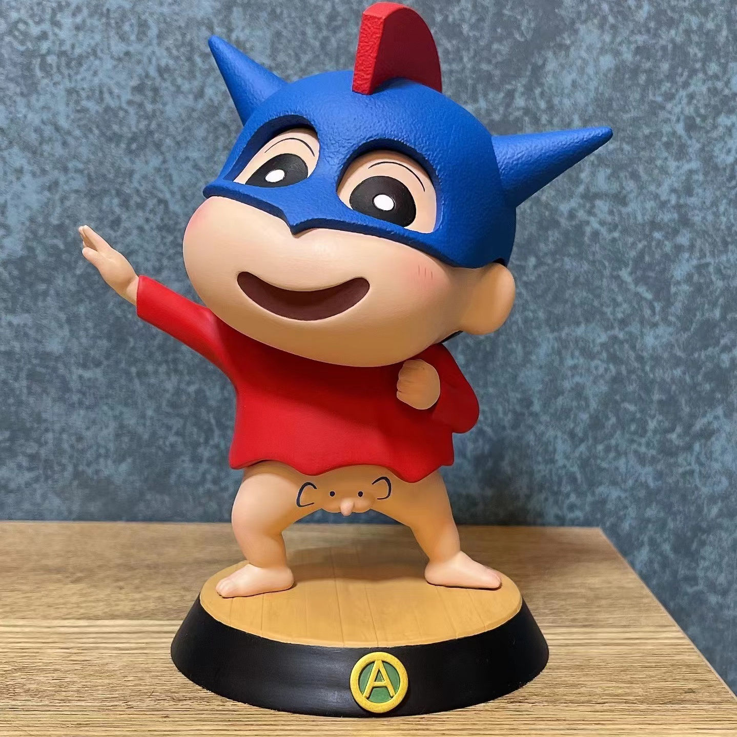 今年の流行 ネットレッドクレヨンしんちゃんが象舞しんちゃんを手にして潮游コレクション公仔プレゼントオリジナル工場gk彫像を飾った