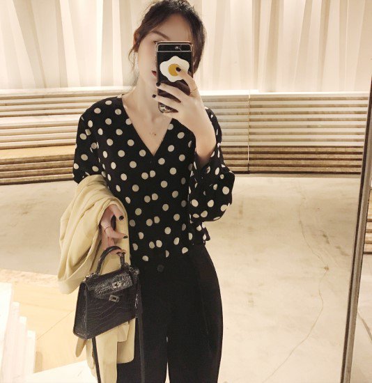 長袖ブラウス レディース シャツ トップス Ｖネック ドット柄 水玉 総柄 フロントボタン 黒 ブラック ポルカドット カジュアル お出かけ おしゃれ 春夏 長袖シャツ 女性 長袖ブラウス シャツ