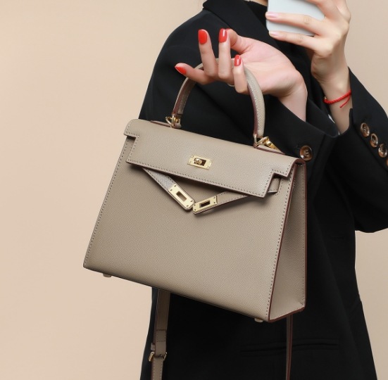 ハンドバッグ 白 ホワイト グレー フラップバッグ ゴールドバックル ハンドバック ショルダーバッグ 2way 韓国 レディース オルチャン マチ広 ワンハンドル こなれ感 高級感