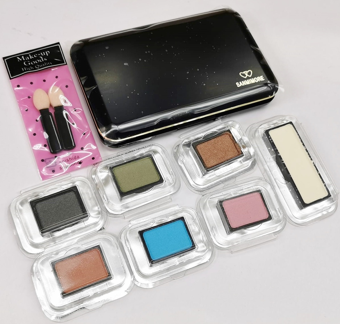 サンミモレ化粧品 燦美母麗 SANMIMORE EYE SHADOW 7COLLAR サンミモレ アイシャドウ セット サンミモレ ロゴ入ケース/1チップ/2 アイシャドウ レフィル/7色