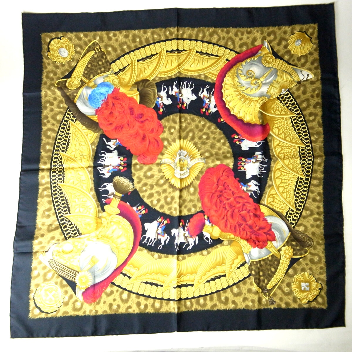 カレ90 CASQUES et PLUMETS 面貌のない兜 シルク100% スカーフ 質屋出品