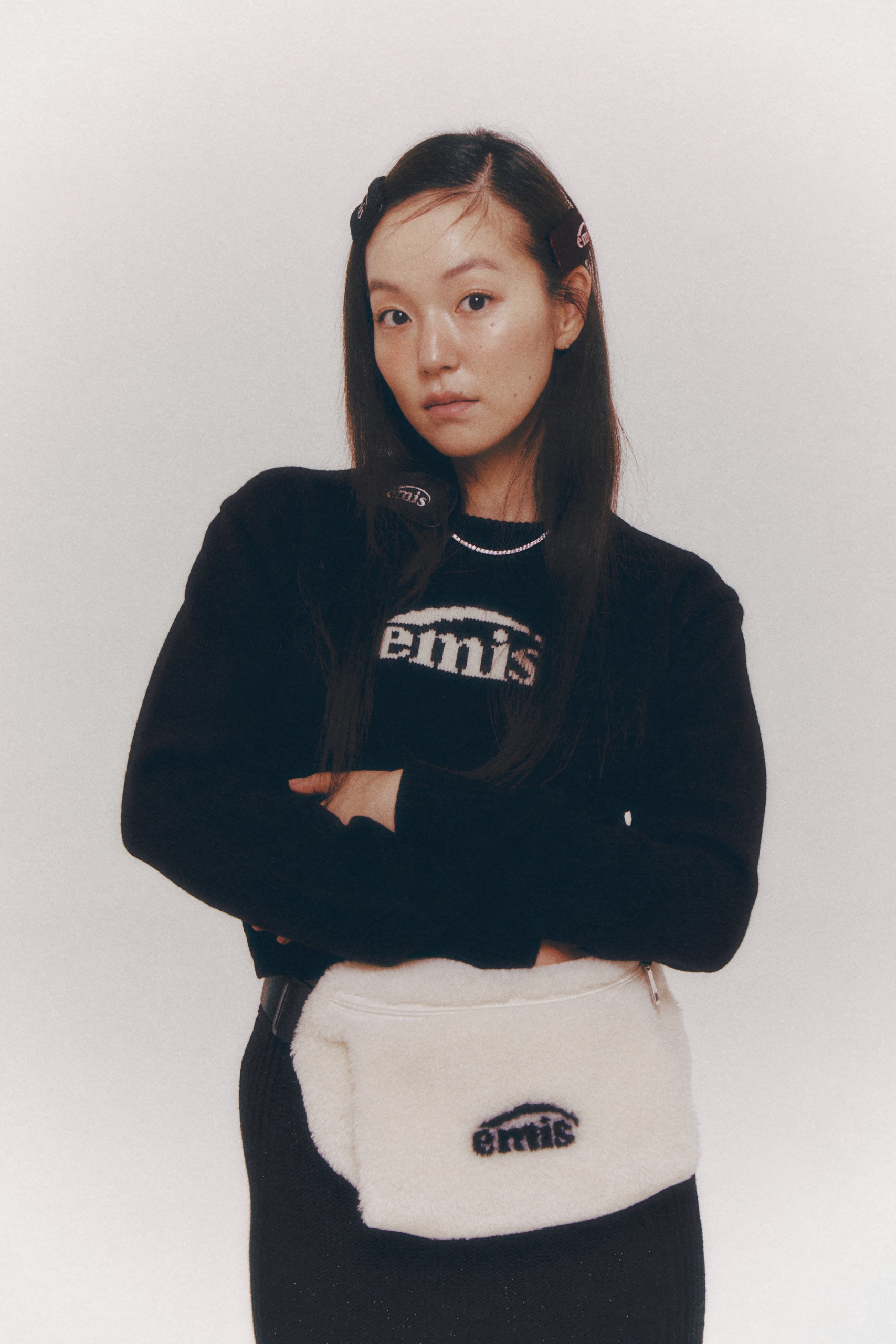 【EMIS】 LOGO JACQUARD WARMER PANNY BAG : WHITE