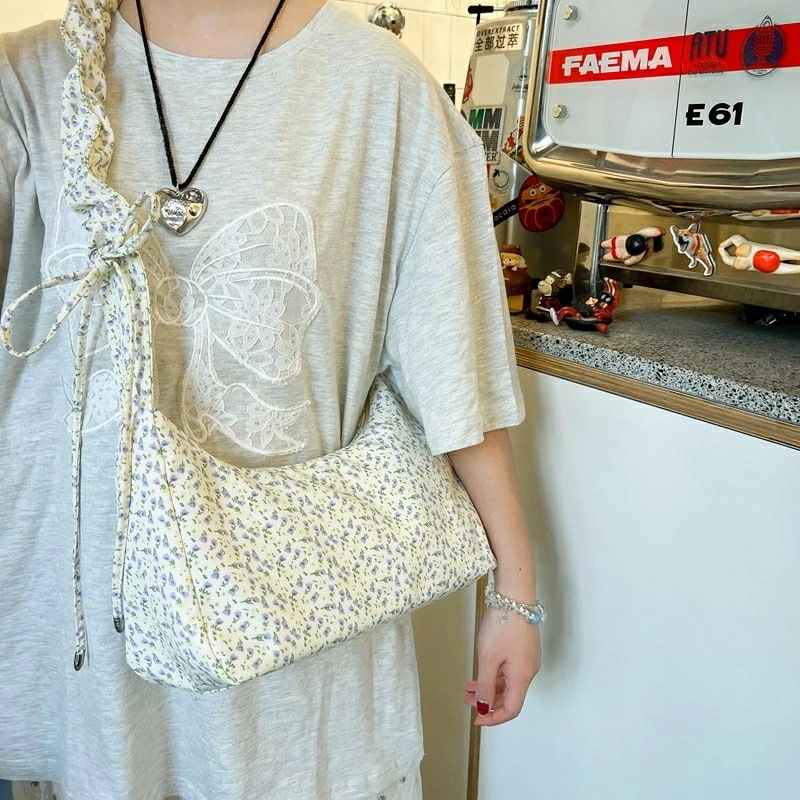 リボン付き花柄ショルダーバッグ (T) 5,586円