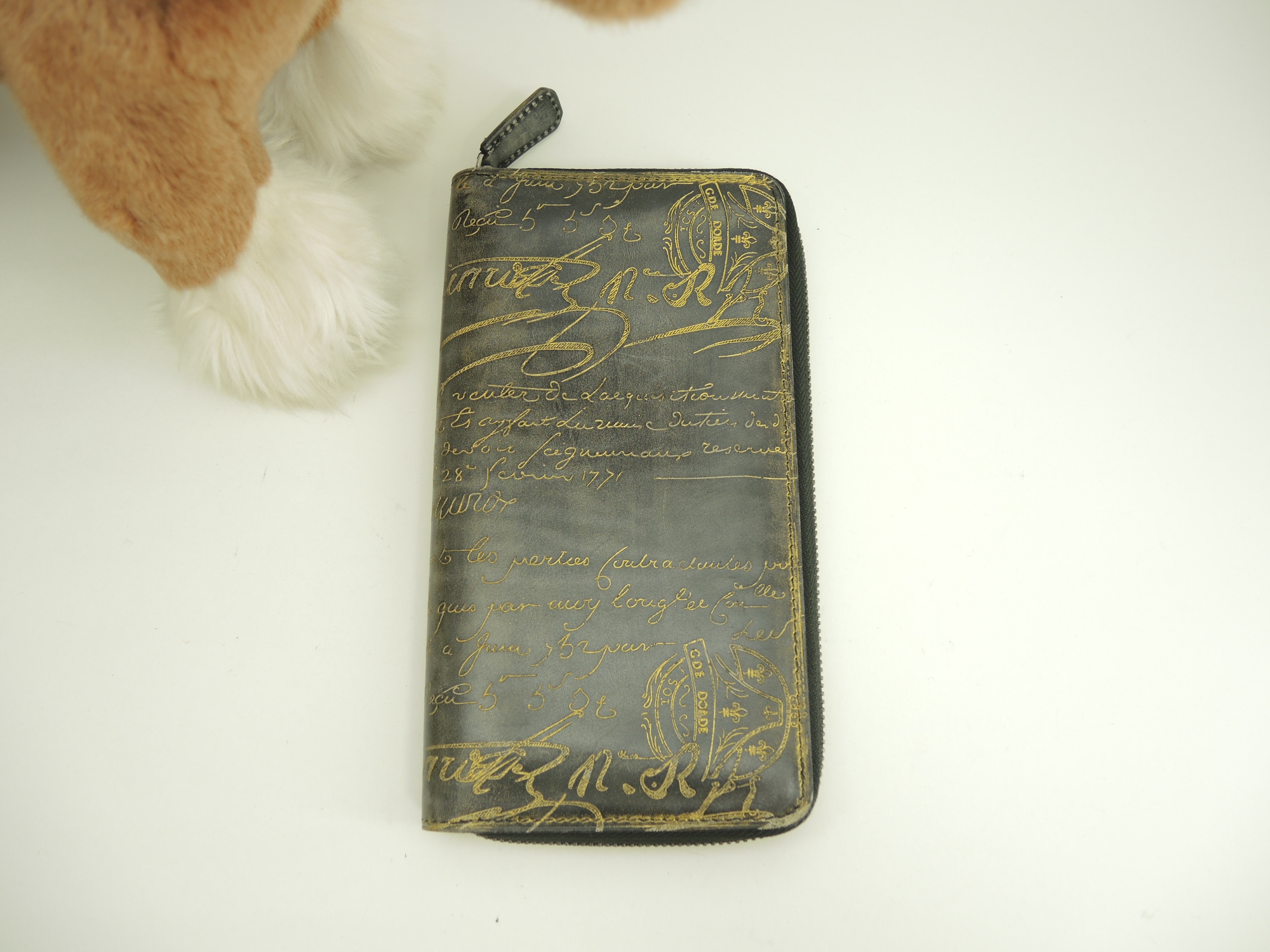 イタウバ縦長 金パティーヌ/カリグラフィ レザー黒 ロングウォレット@E0164