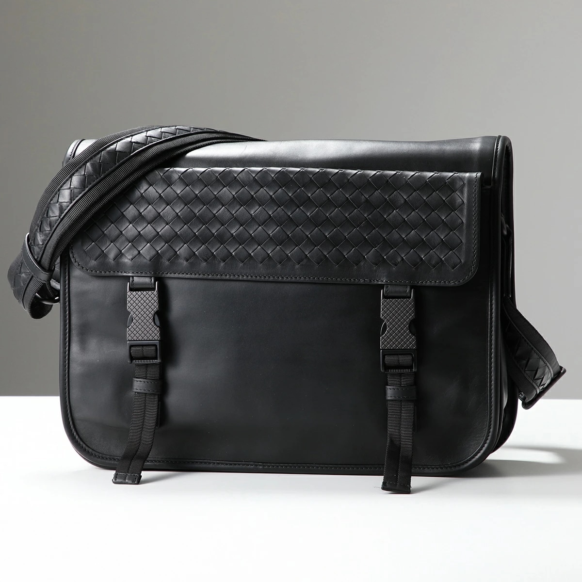 BOTTEGA VENETA ボッテガヴェネタ ショルダーバッグ 534435 VQ12A メンズ イントレチャート レザー クロスボディ 鞄 1000 534435VQ12A1000