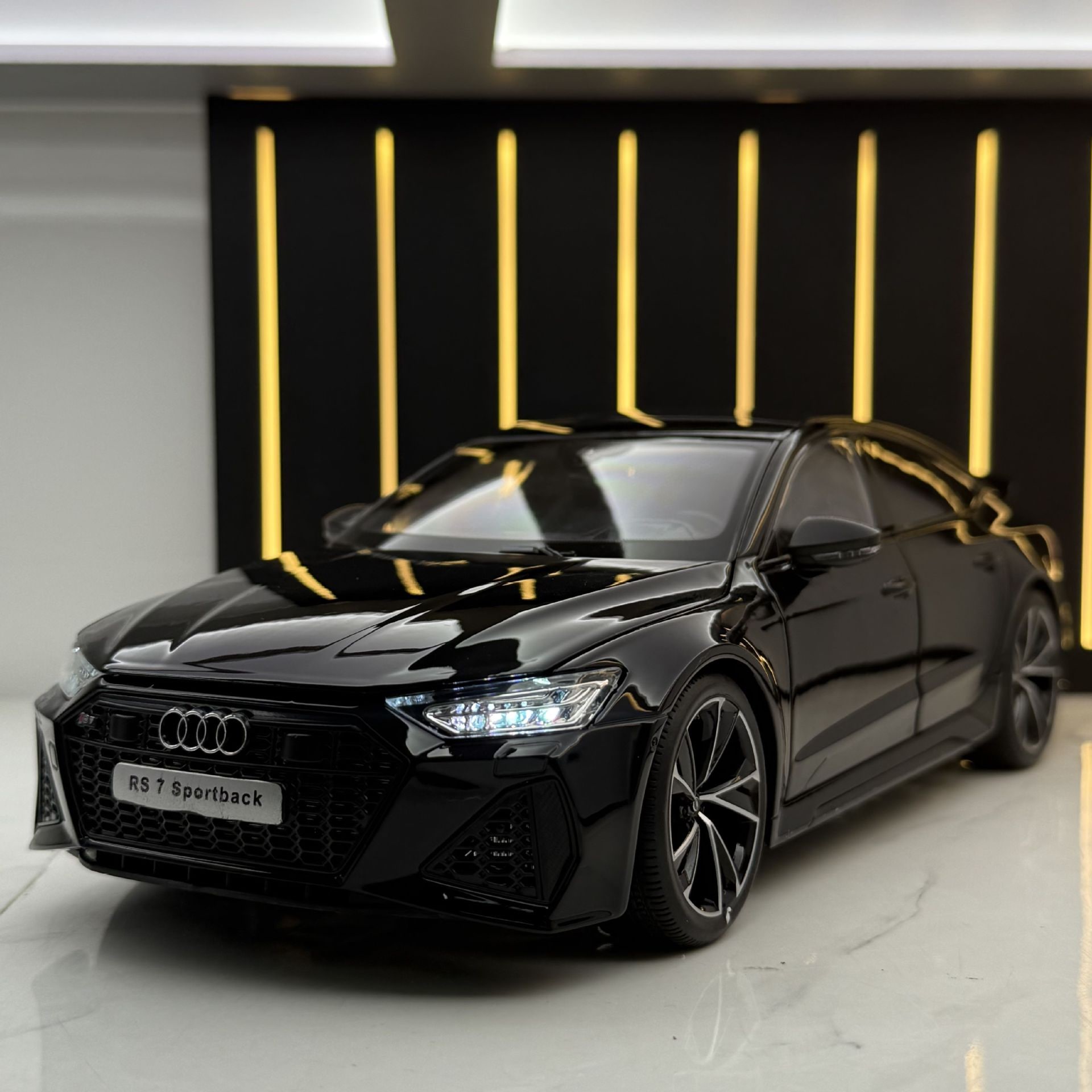 カイウェイ合金車模型 1:18 オーディ RS7 スポーツカー リモコンキー付き 音響付き LED ライトおもちゃ車模型置物