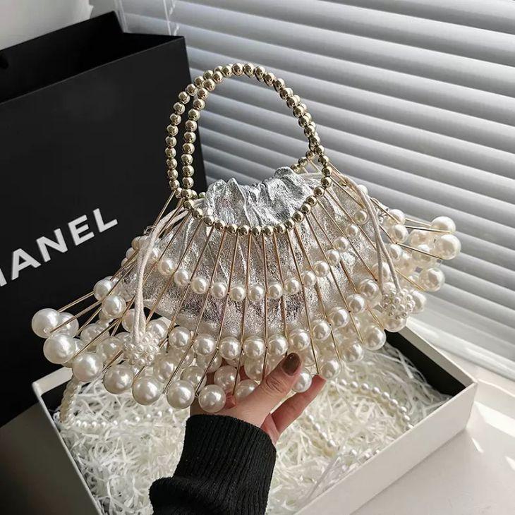 【韓国ins大人気】パール ビーズ ショルダー ハンドバッグ クラッチ 2way 扇型 韓国ファッション【azkss24-207】【予約販売：15-20日入荷予定順次発送】60込 5,227円