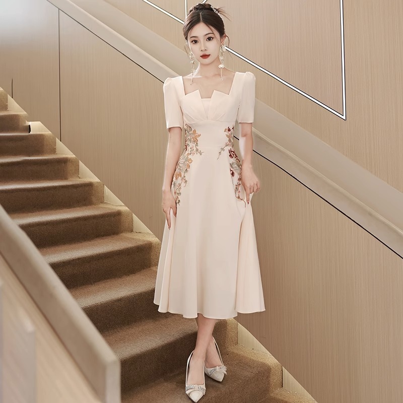 シャンパン色のドレススカート女2024新型宴会小柄な高級大衆軽贅沢気質司会者フランス式