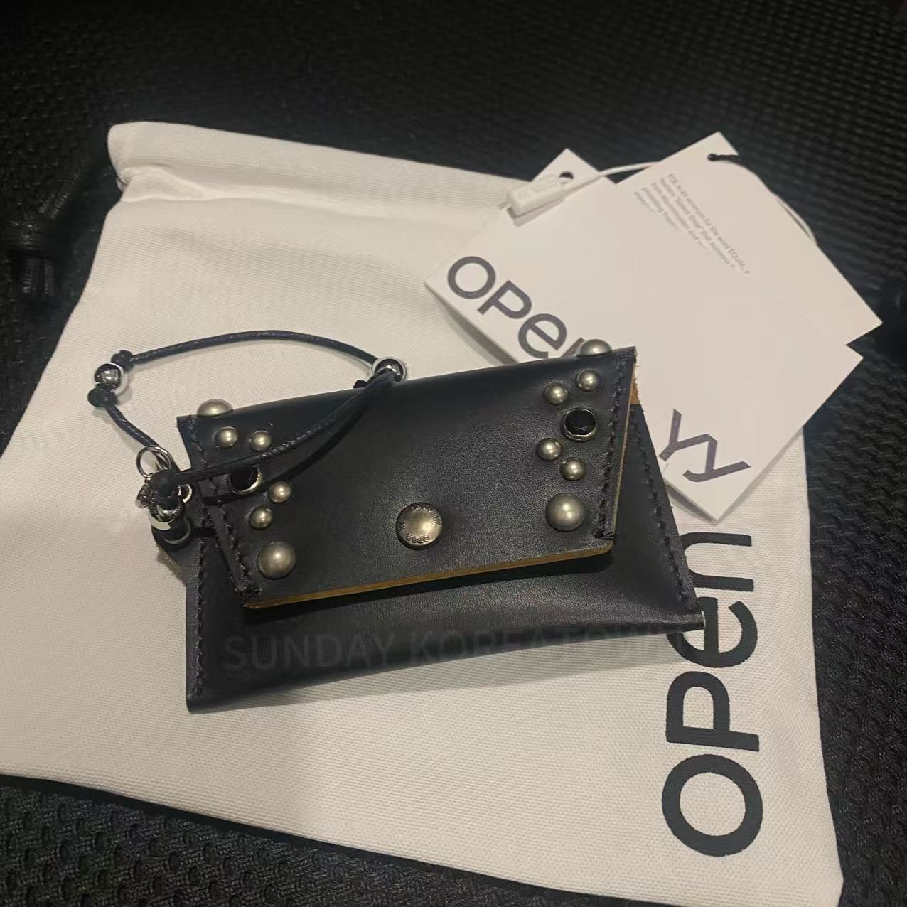 Qoo10] OPEN Yy [羊の皮100%] STUD CARD : バッグ・雑貨