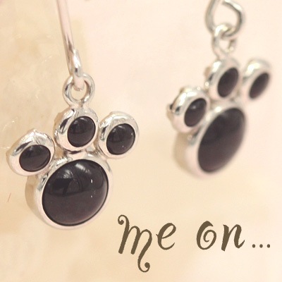 me on... K10ホワイトゴールド アニマルフットマーク オニキス ピアス 発送目安２-３週間