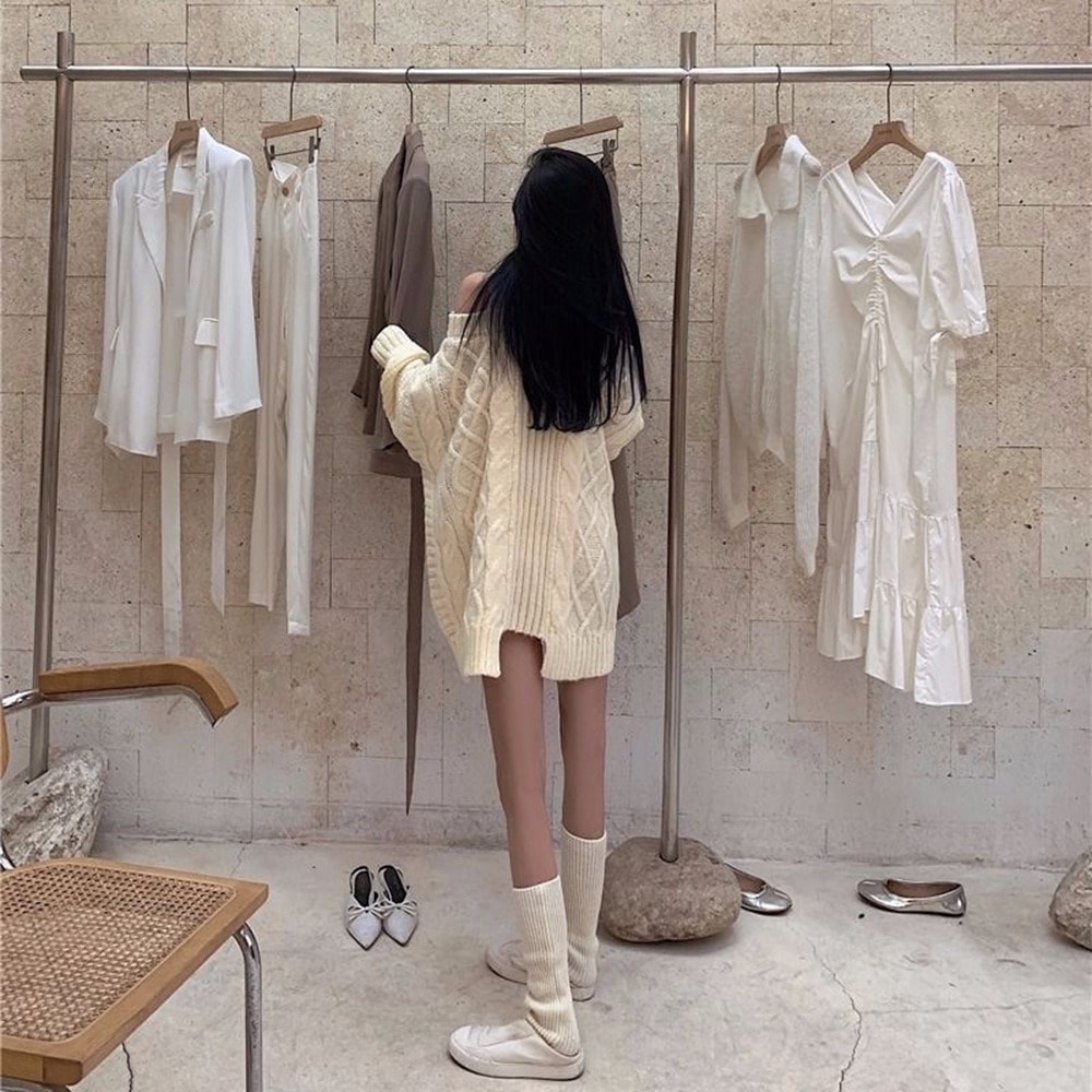 ニット セーター ハイネック ホワイト ゆったり ケーブル編み オルチャン レディース 韓国 トップス 白 長袖 ボリューム袖 モコモコ リブ 編み込み かわいい 肩出し タートルネック