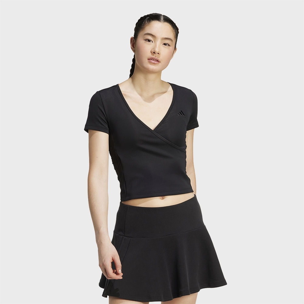 アディダス季節限定エッセンシャルスリーストライプクロップTシャツ-ブラック/JM1924