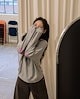 グレー