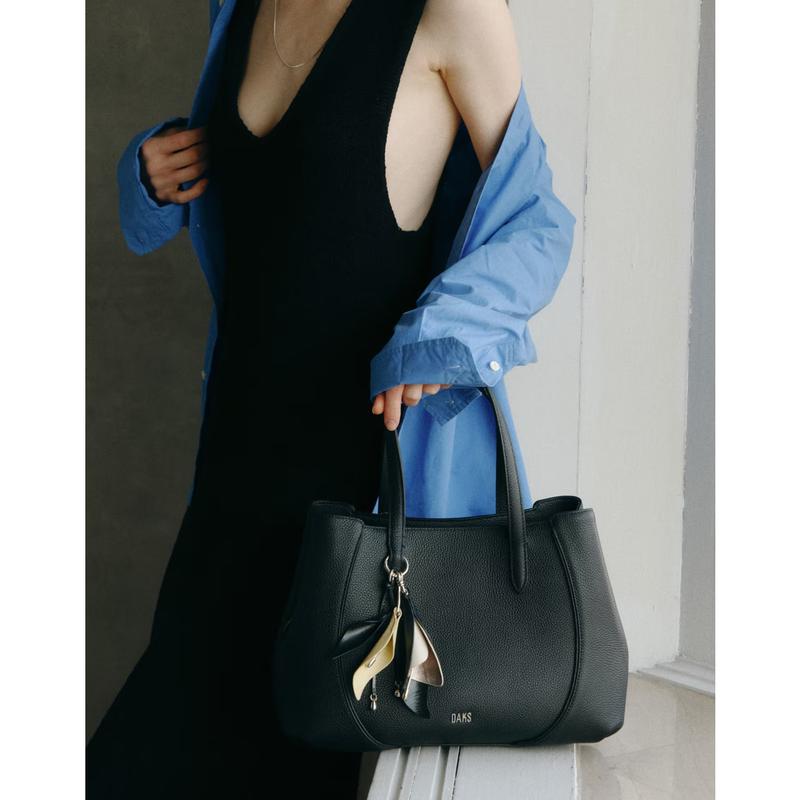 DCBA6E553BK [RIA] ブラック牛革フラワーチャームトートバッグ M