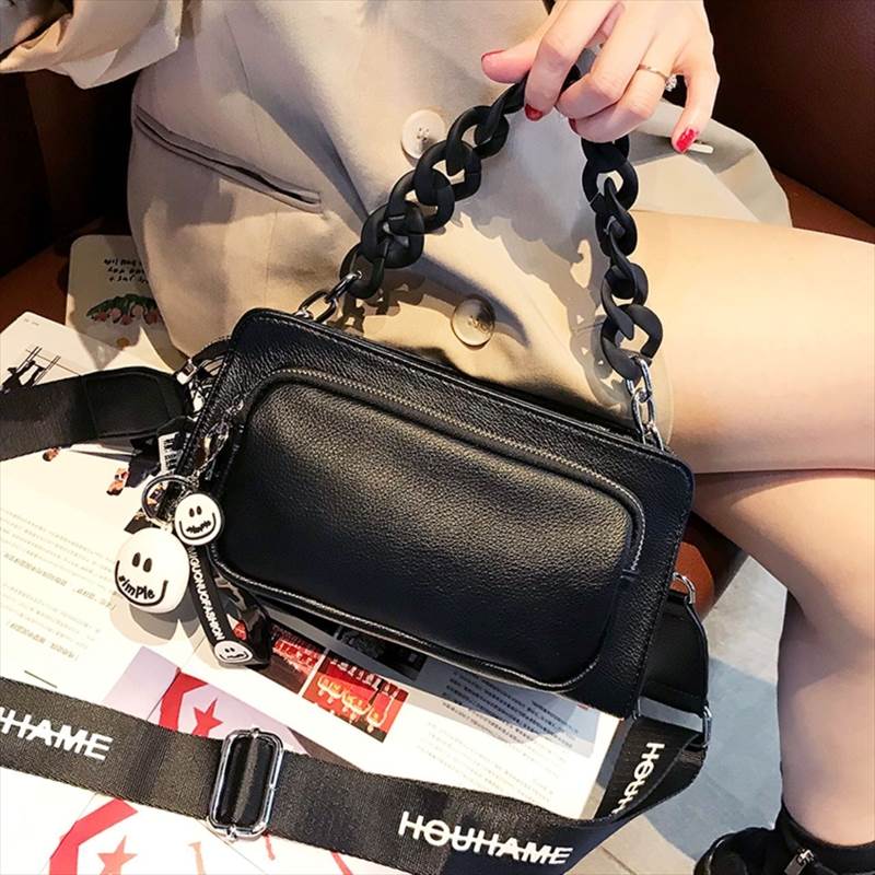 3色 ショルダー ショルダーバック シンプル 小さめ 四角 肩掛け 無地 手持ち バッグ レディース チェーン ジッパー コンパクト 学生 ブラック ホワイト ブラウン 黒 白 茶色 個性的 春 夏 5,124円