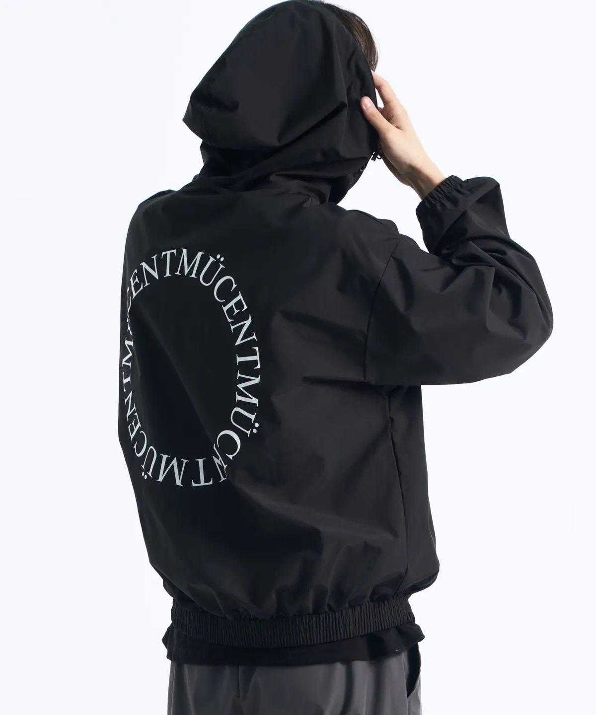 バック ラウンド ウィンドブレーカー ジャケット ウィンドブレーカー(ブラック/チャコール) 男女共用 韓国の人気ファッションブランド 8,030円